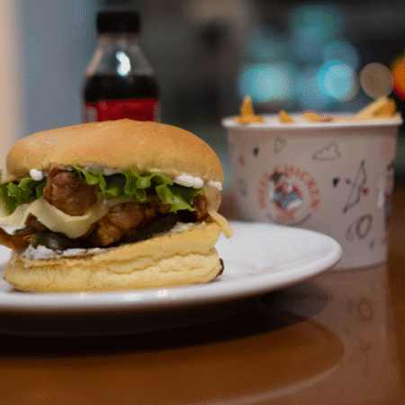 Sanduíche Basic Chicken Promocional + Porção de Fritas individual + Coca-cola Mini.